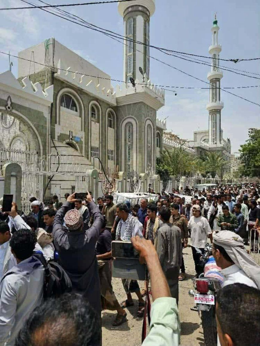 وداعٌ مهيب للصحفي محمد عيضة في تعز.. مطالبات شعبية ودولية بتسريع محاكمة المتورطين في اغتياله