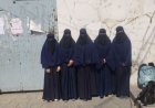 «الزي المدرسي» يشعل أزمة في صنعاء.. فصل 5 طالبات بعد ساعات تحت الشمس وإغماء والدة إحداهن