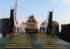 دفعة جديدة من الآليات العسكرية تصل إلى ميناء المخا..شاهد الفيديو