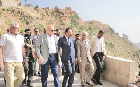 وزير الأشغال ومحافظ تعز يتفقدان الأعمال الختامية لمشروع إعادة تأهيل وصيانة طريق هيجة العبد الرابط بين تعز ولحج.