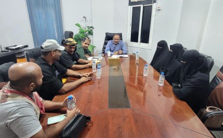 المدير العام لمياه ساحل حضرموت يعقد اجتماعًا بإدارة المختبر لمناقشة تطوير الأداء وتعزيز جودة الفحوصات