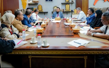 محافظ العاصمة عدن يناقش أوضاع المنطقة الحرة وسبل الحفاظ على أراضيها