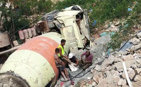 لحظات مرعبة في تعز.. سقوط خلاطة خرسانية على منزل بالمحصاب وإصابة عدد من المواطنين