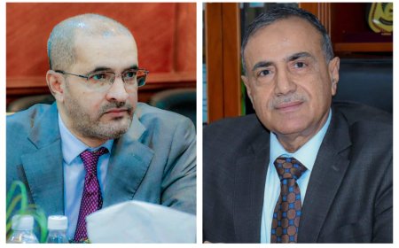 رئيس جامعة عدن يهنئ الدكتور أمزربة بحصوله على الدكتوراه الثانية ويؤكد تميز كفاءات الجامعة