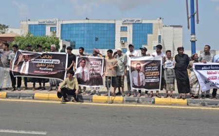 وقفة احتجاجية أمام المجمع القضائي بعدن تطالب بالإفراج عن " المحضار" وآخرين وحسم القضايا المتعثرة