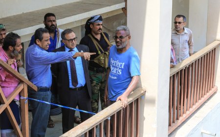 رئيس جامعة عدن يتفقد كلية الحاسوب ويطّلع على آثار الحريق