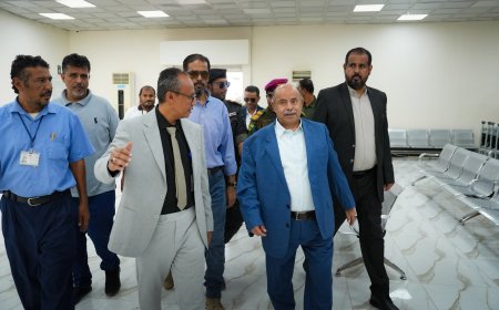 الخنبشي يتفقد مطار الريان الدولي وميناء المكلا ويشدد على تعزيز إجراءات الحماية والطوارئ