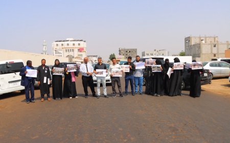 محامو عدن ينظمون وقفة احتجاجية تنديدًا بتصرفات تعسفية تطالهم أثناء أداء مهامهم