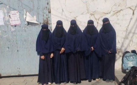 «الزي المدرسي» يشعل أزمة في صنعاء.. فصل 5 طالبات بعد ساعات تحت الشمس وإغماء والدة إحداهن