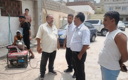 مدير عام خورمكسر يطلع على أعمال استبدال خط الصرف الصحي في حي القاعدة الإدارية