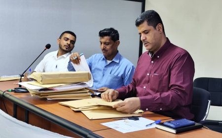 وكيل حضرموت للشؤون الفنية يترأس جلسة فتح مظاريف مشروع لتزويد 12 مرفقاً حكومياً بالطاقة الشمسية وإنارة الشوارع المحيطة بها