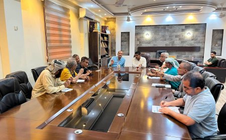 مدير المياه ومدير عام الشيخ عثمان يناقشان مشاكل إيصال المياه في الممدارة
