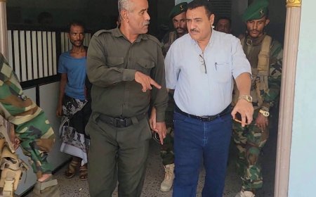 خلال زيارته المفاجئة لقسمي "الشعب" و"البريقة".."الداؤودي" يؤكد على أهمية الإنضباط ورفع الجاهزية الأمنية لأقسام الشرطة بالمديرية