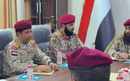 قائد المنطقة العسكرية الرابعة يشدد على رفع الجاهزية وتعزيز الإستعداد في محور أبين
