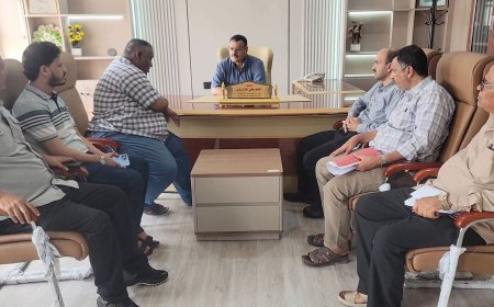 مدير عام البريقة يشهد مراسم التسليم والإستلام لإدارة مكتب الصحة العامة والسكان بالمديرية