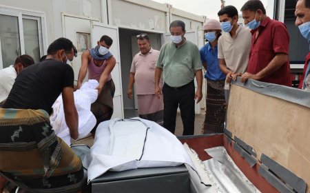 مدير ميناء المخا يودع شهداء وجرحى الاستهداف الحوثي