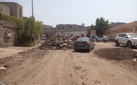مدير عام خورمكسر يطلع على بدء أعمال صيانة وإعادة تأهيل شوارع حي السفارات