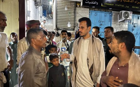 الوكيل الجيلاني يتفقد الأسر المتضررة من حريق بحي السلام بالمكلا ويوجه بتوفير سكن بديل