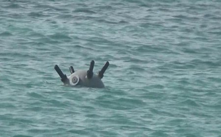 القوات البحرية تتعامل مع لغم حوثي في باب المندب وتدمر زورق مفخخ