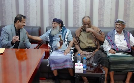 المحافظ بن الوزير يلتقي عددًا من الوجهاء والشخصيات الاجتماعية من منطقة هدى بمديرية حبان.