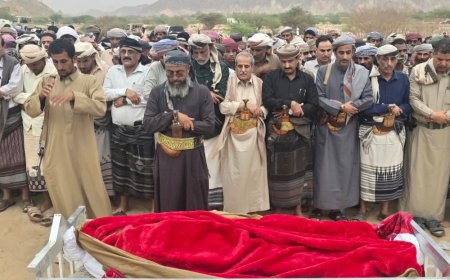 يتقدمهم المحافظ بن الوزير.. جموع غفيرة تشييع الشخصية التربوية القاضي محمد مبارك الديولي