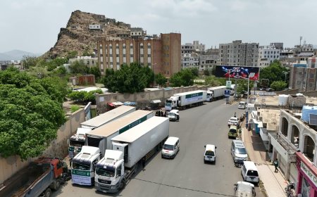 وصول (6) شاحنات إنسانية جديدة إلى مديرية المظفر بتعز مقدمة من مركز الملك سلمان