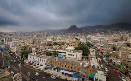 عاجل .. انفجاران يهزان تعز.. وأنباء عن قصف حوثي يستهدف محيط المجمع القضائي في جبل جرة