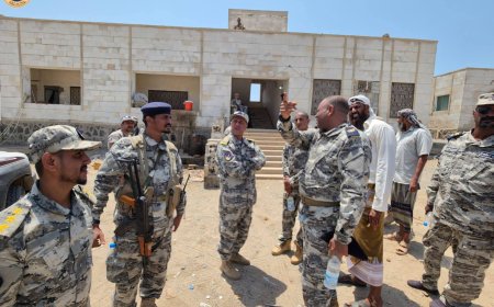 رئيس مصلحة خفر السواحل يتفقد مواقع باب المندب وجزيرة ميون ويؤكد أولوية تعزيز الأمن البحر
