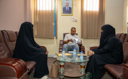 الوكيل المساعد باعلوي يطلع على برامج مؤسسة بركة التنموية