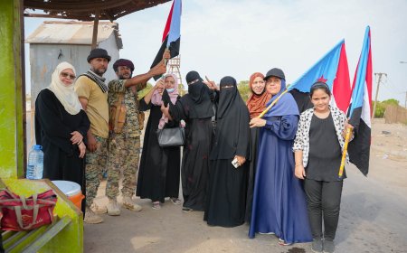 انتقالي العاصمة عدن ينفذ حملة لتوزيع ورفع أعلام الجنوب في النقاط الأمنية والعسكرية