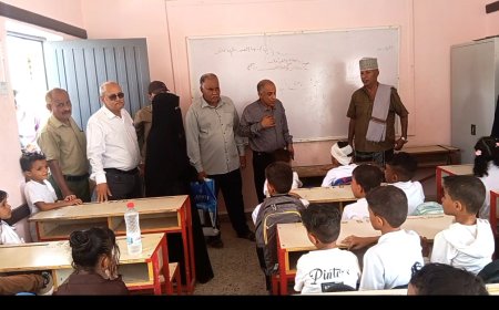محافظ لحج ومدير التربية يدشنان العام الدراسي الجديد لـ300 ألف طالب وطالبة. 