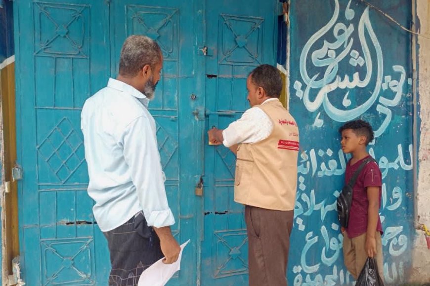 صناعة دارسعد" بعدن تغلق محلين تجاريين تنفيذاً لتوجيهات نيابة الصناعة والتجارة عقب ضبط مخالفات رفع الأسعار
