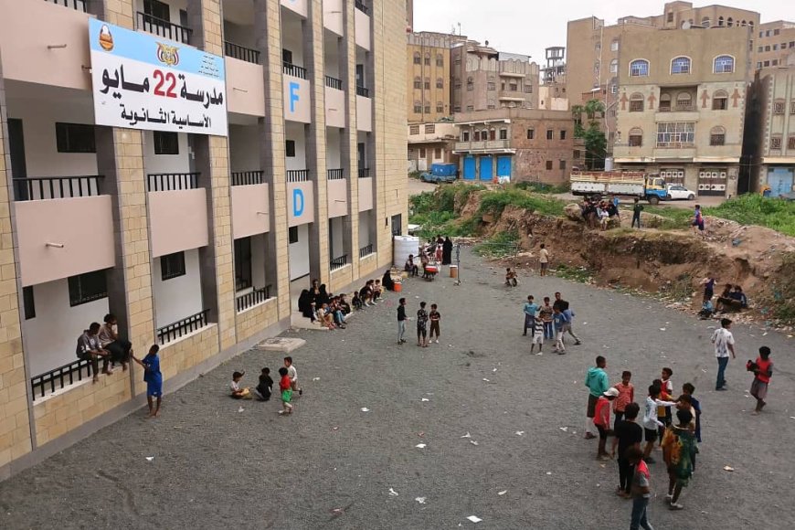 رفض واسع لتحويل مدرسة 22 مايو إلى كلية مجتمع.. أولياء الأمور يشكلون لجنة لمخاطبة السلطات في تعز