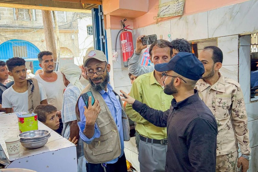 بن جرادي ينفذ نزولاً ميدانياً إلى أسواق مديرية صيرة لضبط اشتراطات السلامة والرقابة الصحية
