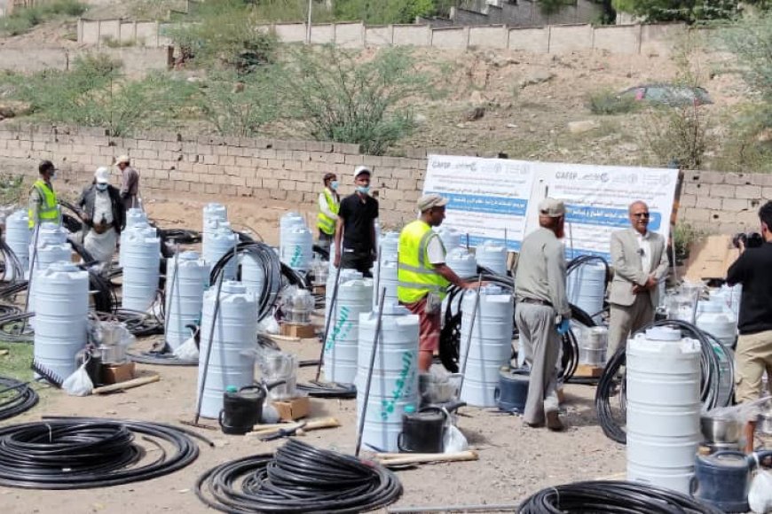 العون للاستجابة والتنمية توزع مستلزمات زراعية وشبكات ري بالتنقيط في تعز