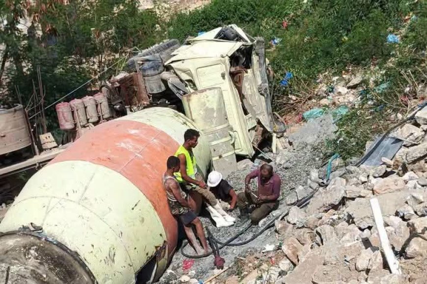 لحظات مرعبة في تعز.. سقوط خلاطة خرسانية على منزل بالمحصاب وإصابة عدد من المواطنين