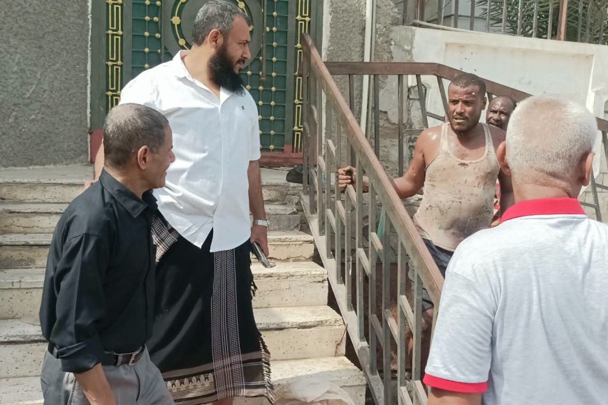مدير عام مديرية التواهي يواصل النزولات الميدانية لمتابعة أعمال صيانة شبكة الصرف الصحي بمنطقة القلوعة