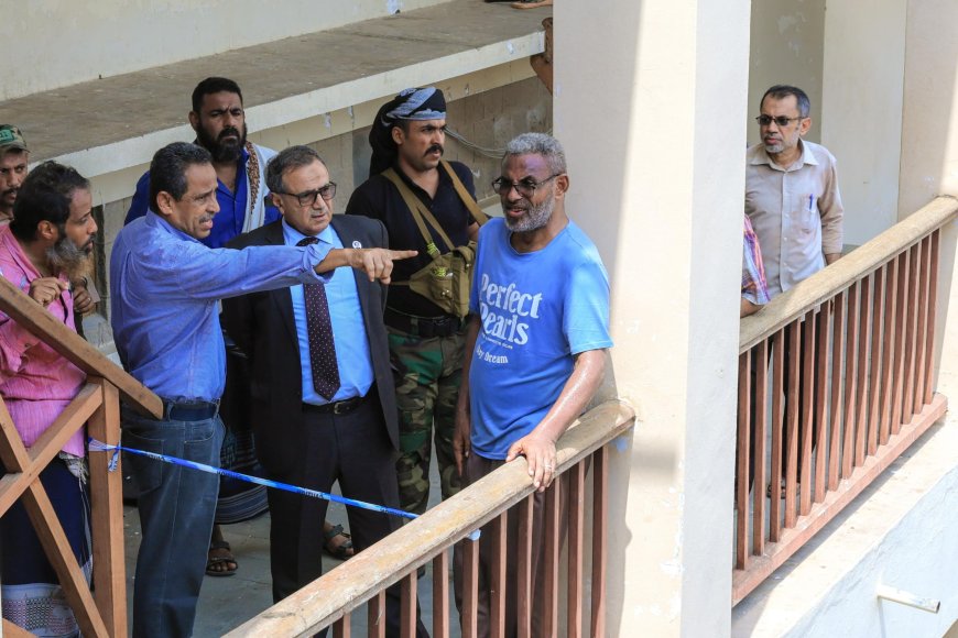 رئيس جامعة عدن يتفقد كلية الحاسوب ويطّلع على آثار الحريق