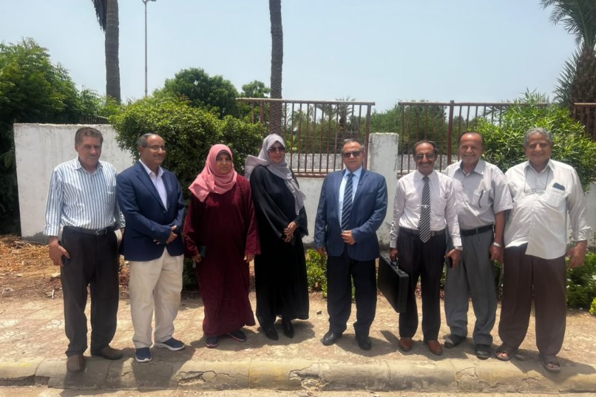 رئيس جامعة عدن يبحث مشروع إعادة تأهيل مقبرة شهداء الجامعة