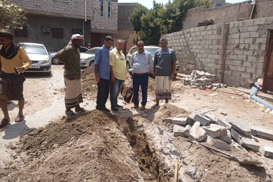مدير عام خورمكسر يتابع استبدال خط الصرف الصحي في حي القاعدة الإدارية