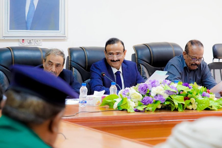 برئاسة المحافظ بن الوزير.. المكتب التنفيذي يعقد دورته الاعتيادية ويقف أمام مستوى أداء عدد من القطاعات