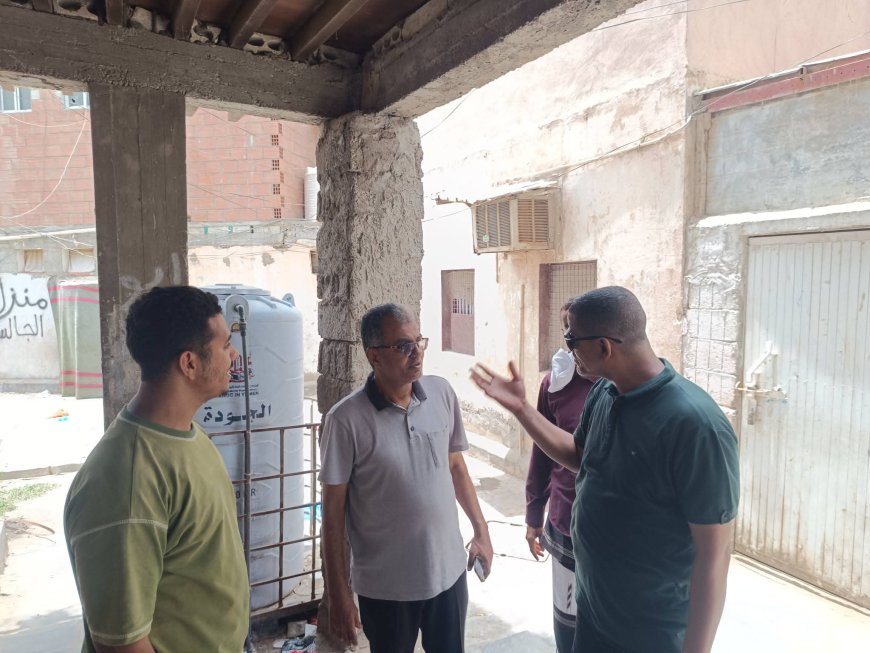 مدير عام مديرية المعلا يتفقد حي الكهرباء ويطلع على أوضاع البنية التحتية ومشكلة طفح مياه الصرف الصحي
