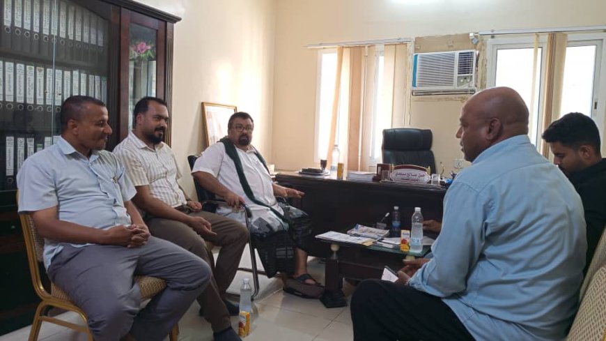 إإجراء مراسم الاستلام والتسليم بين مدير عام مكتب الشباب والرياضة الجديد والسابق بساحل حضرموت