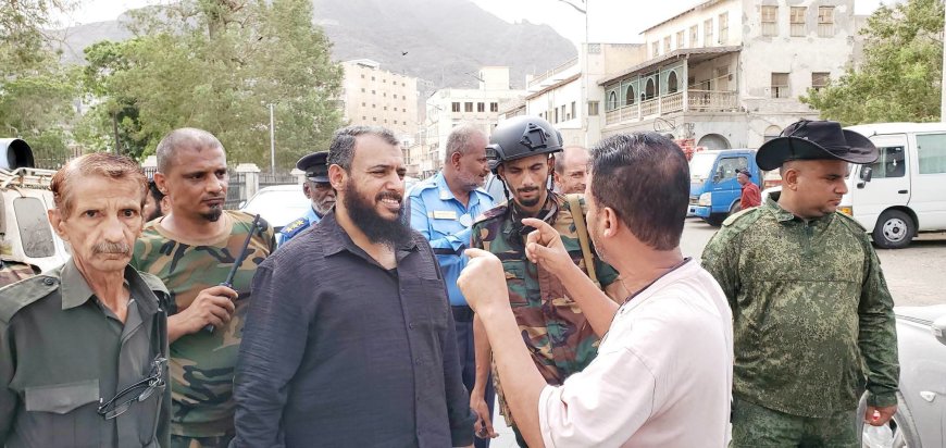 بحضور قيادة السلطة المحلية والأمنية: شرطة المرور تُنفّذ حملة واسعة لرفع السيارات التهالكة والمهملة من شوارع التواهي