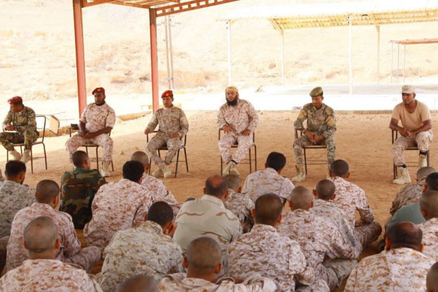 لواء النخبة الحضرمي ينظم محاضرة توعوية لتعزيز الانضباط العسكري وترسيخ قيم الضبط والربط لدى المستجدين