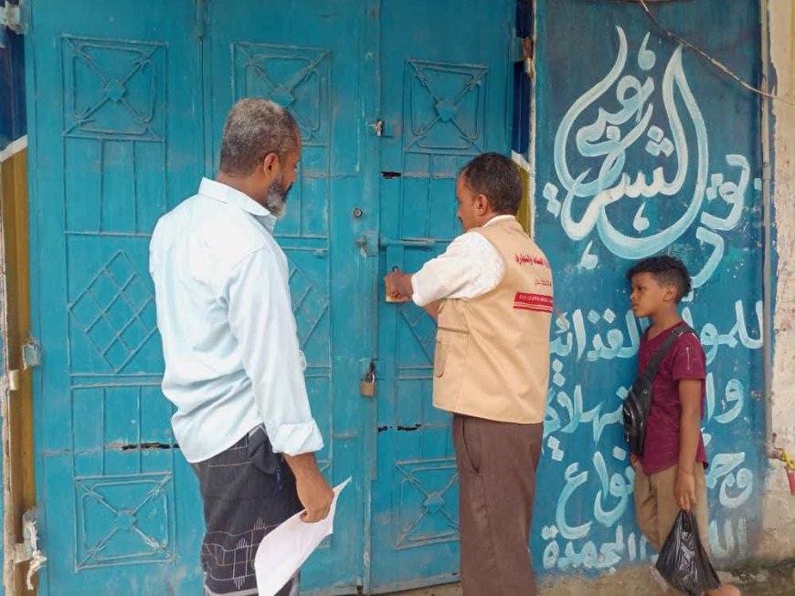صناعة دارسعد" بعدن تغلق محلين تجاريين تنفيذاً لتوجيهات نيابة الصناعة والتجارة عقب ضبط مخالفات رفع الأسعار
