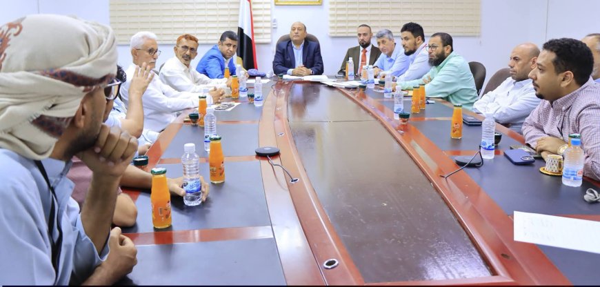 نائب وزير الصناعة والتجارة يناقش مع كبار مستوردي السكر البرازيلي إجراءات فحص علامة (UB) ويؤكد سلامة بقية المنتجات المتداولة في الأسواق