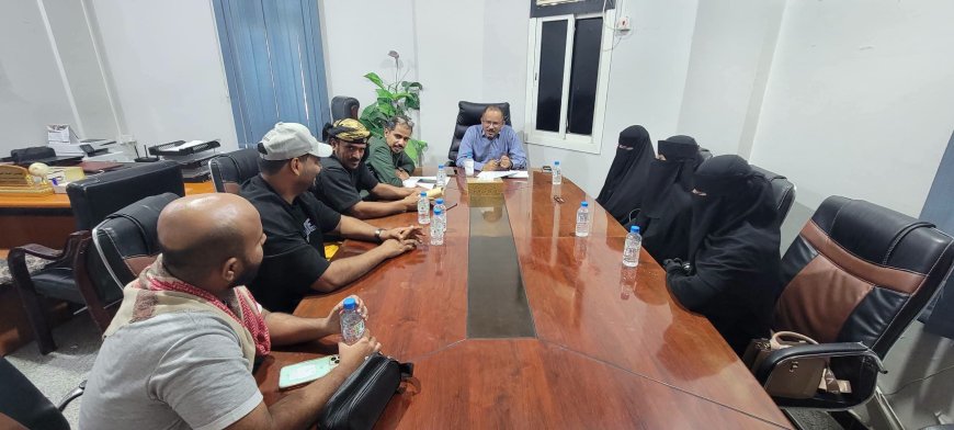 المدير العام لمياه ساحل حضرموت يعقد اجتماعًا بإدارة المختبر لمناقشة تطوير الأداء وتعزيز جودة الفحوصات