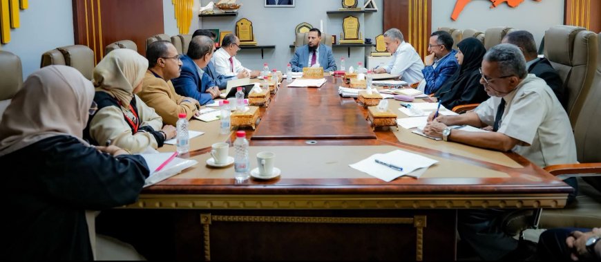 محافظ العاصمة عدن يناقش أوضاع المنطقة الحرة وسبل الحفاظ على أراضيها