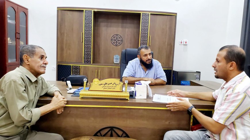 مدير عام التواهي يلتقي إدارة نادي الميناء الرياضي ويؤكد دعم السلطة المحلية للنشاط الرياضي والشبابي